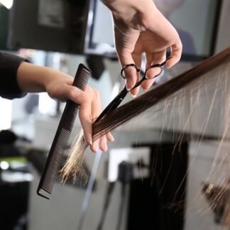 <strong>Κούρεμα - Χτένισμα - Ανταύγειες</strong> - Θεραπεία αναδόμηση και λάμψης των μαλλιών