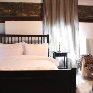 <strong>2ήμερο</strong> ή <strong>3ήμερο</strong> για <strong>2 άτομα</strong> με διαμονή σε<strong>&nbsp;double room με τζάκι</strong>, πλούσιο <strong>πρωινό, welcome drink, φιάλη κρασί</strong> & <strong>plateau φρούτων</strong>