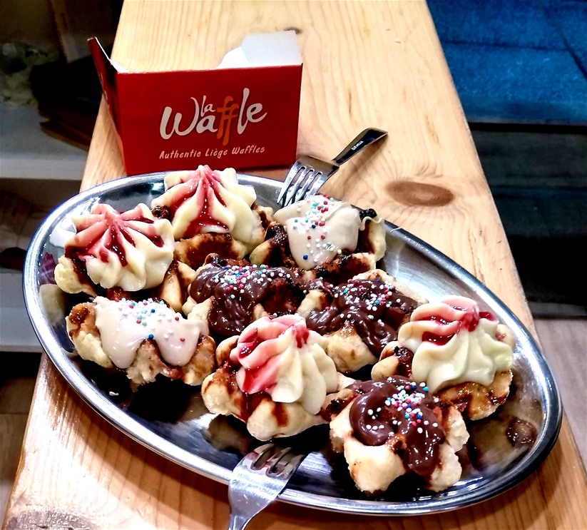 Απολαυστικές αυθεντικές <strong>Βέλγικες Βάφλες</strong> Λιέγης και <strong>Προφιτερόλ </strong>με ολόφρεσκα υλικά και ποικιλία από πραλίνες, για <strong>take</strong> <strong>away</strong> παραγγελία ή για <strong>dine</strong> <strong>in</strong> κατανάλωση