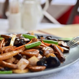 <strong>Γεύμα </strong>ή<strong> Δείπνο 2 ατόμων</strong>, με αυθεντικές γεύσεις και εκλεκτά πιάτα της <strong>Κινέζικης κουζίνας </strong>και επιλογές <strong>Sushi</strong>,&nbsp;που την καθιστούν μοναδική στον κόσμο, σε ένα ατμοσφαιρικό περιβάλλον, στην Βασιλίσσης Όλγας!