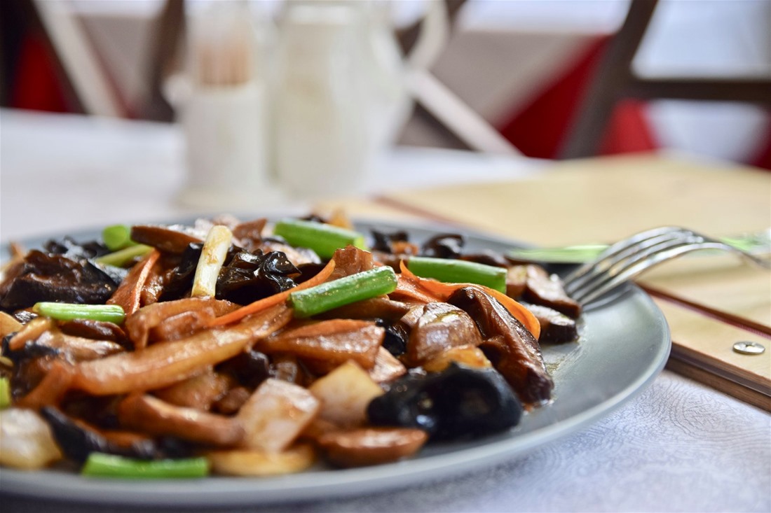 <strong>Γεύμα </strong>ή<strong> Δείπνο 2 ατόμων</strong>, με αυθεντικές γεύσεις και εκλεκτά πιάτα της <strong>Κινέζικης κουζίνας </strong>και επιλογές <strong>Sushi</strong>, που την καθιστούν μοναδική στον κόσμο, σε ένα ατμοσφαιρικό περιβάλλον, στην Βασιλίσσης Όλγας!