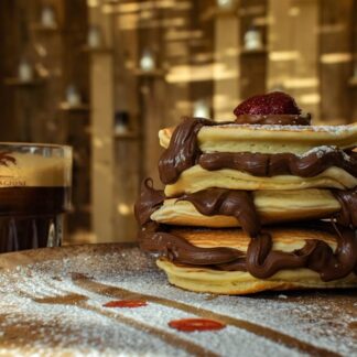 <strong>Ατομικό </strong>χορταστικό<strong> brunch </strong>και&nbsp;<strong>καφές,&nbsp;</strong><strong>τσάι </strong>ή<strong> χυμός</strong><strong>&nbsp;</strong>της αρεσκείας σας, σε ένα περιβάλλον υψηλής αισθητικής!