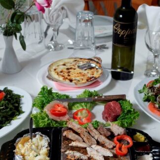 <strong>Γεύμα </strong>ή<strong> δείπνο 2 ατόμων</strong> με <strong>μεγάλη ποικιλία κρεατικών </strong><strong>ψημένα </strong>από εσάς σε&nbsp;<strong>πυρακτωμένη πέτρα Λατινικής Αμερικής!</strong>&nbsp;<br />