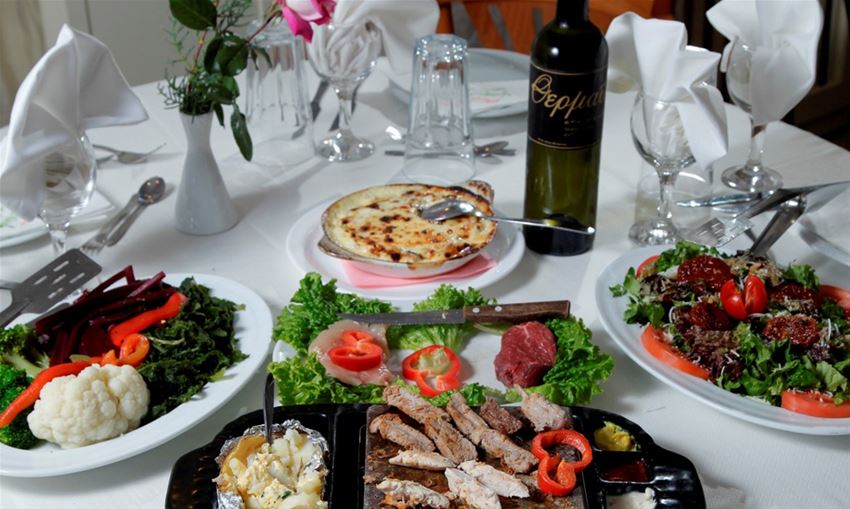 <strong>Γεύμα </strong>ή<strong> δείπνο 2 ατόμων</strong> με <strong>μεγάλη ποικιλία κρεατικών </strong><strong>ψημένα </strong>από εσάς σε <strong>πυρακτωμένη πέτρα Λατινικής Αμερικής!</strong> <br />