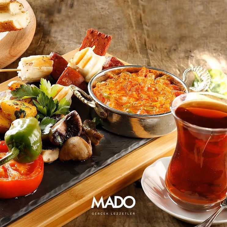 Απολαυστικές ανατολίτικες γεύσεις με Πρωινό-Brunch ή Γεύμα-Δείπνο για 2 άτομα...στο καλύτερο meeting point της πόλης, με θέα τον Λευκό Πύργο, στη Λ.Νίκης!