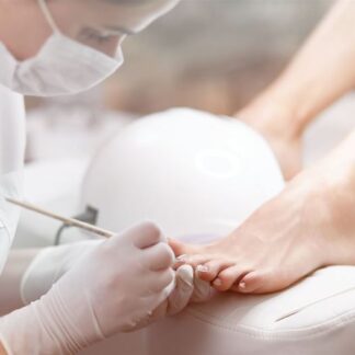 <strong>Μανικιούρ ή / & πεντικιούρ</strong> με απλή ή ημιμόνιμη βαφή