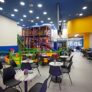 <strong>Είσοδος στον παιδότοπο</strong>&nbsp;με χυμό, τοστ, κέικ, κουλούρι Θεσσαλονίκης, club sandwich, σουφλέ σοκολάτας, brownies και ρόφημα για τον <strong>συνοδό</strong>