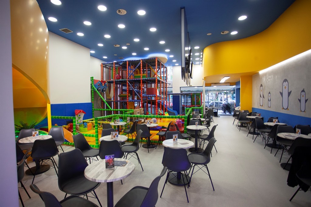 <strong>Είσοδος στον παιδότοπο</strong> με χυμό, τοστ, κέικ, κουλούρι Θεσσαλονίκης, club sandwich, σουφλέ σοκολάτας, brownies και ρόφημα για τον <strong>συνοδό</strong>