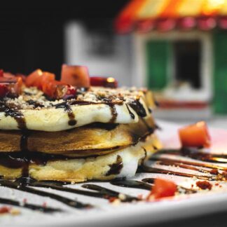 <strong>Καφές </strong>- <strong>ρόφημα</strong>,<strong> red velvet</strong>, <strong>χυμός </strong>και<strong> βάφλα</strong>, με θέα τον Θερμαϊκό!